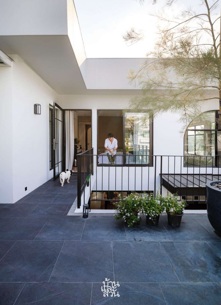 บ้านรีโนเวตสีขาว