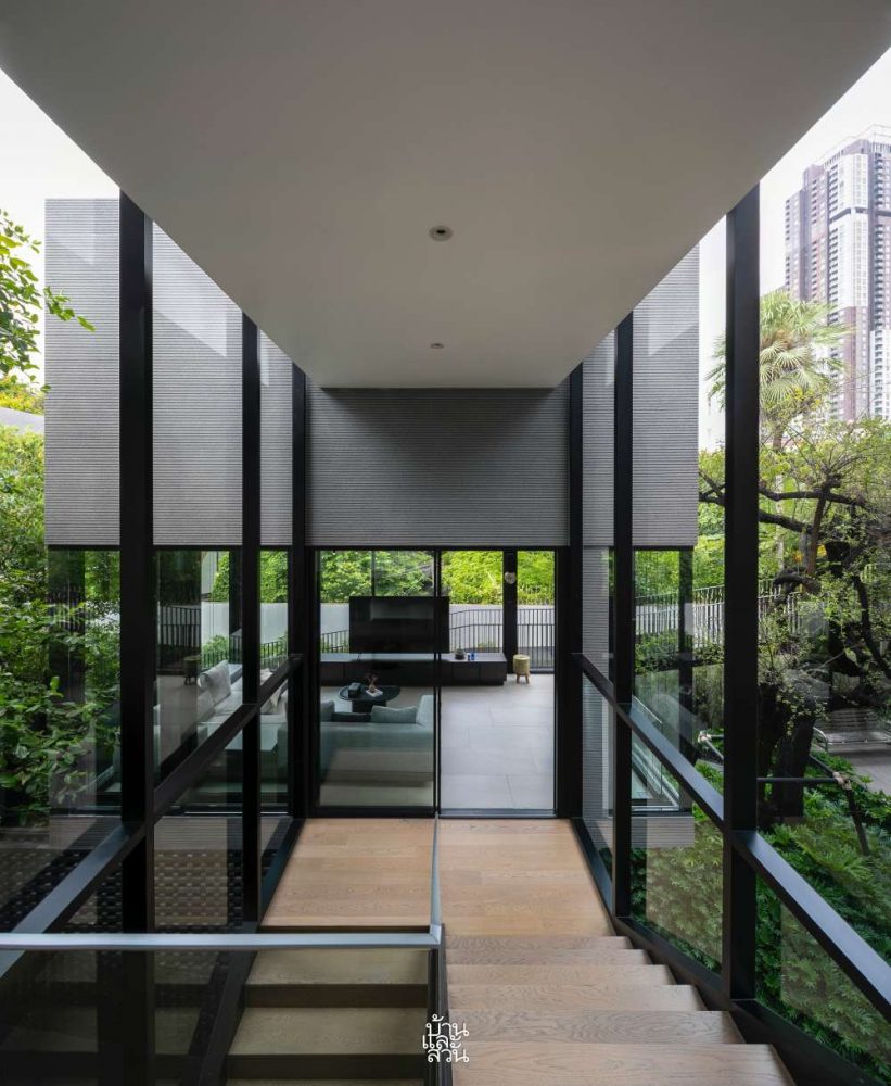 บ้านสีเข้ม