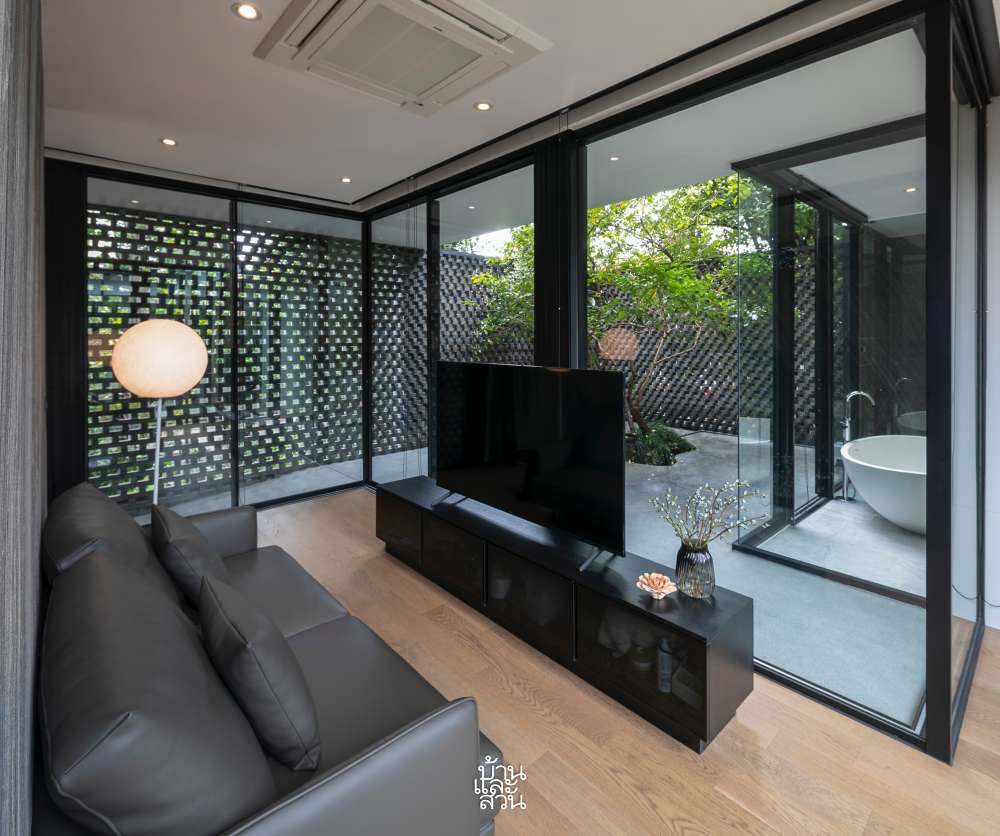 บ้านสีเข้ม