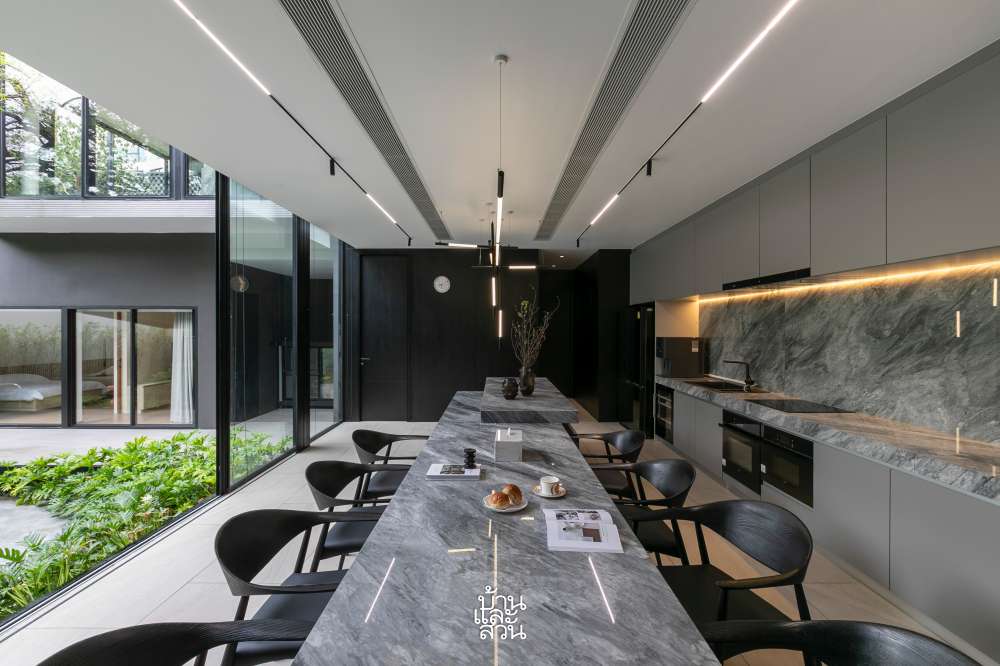 บ้านสีเข้ม