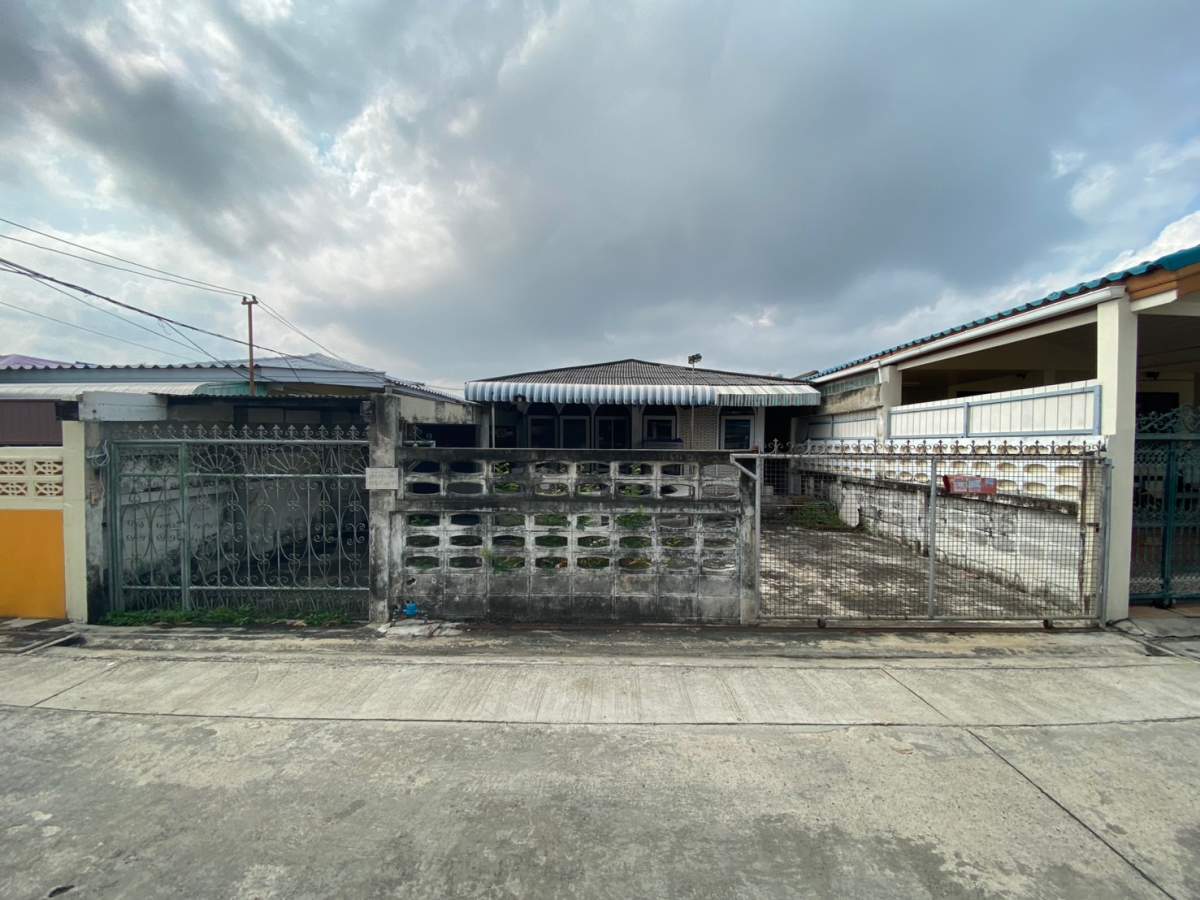 หน้าบ้านเดิม บ้านแสงสบาย