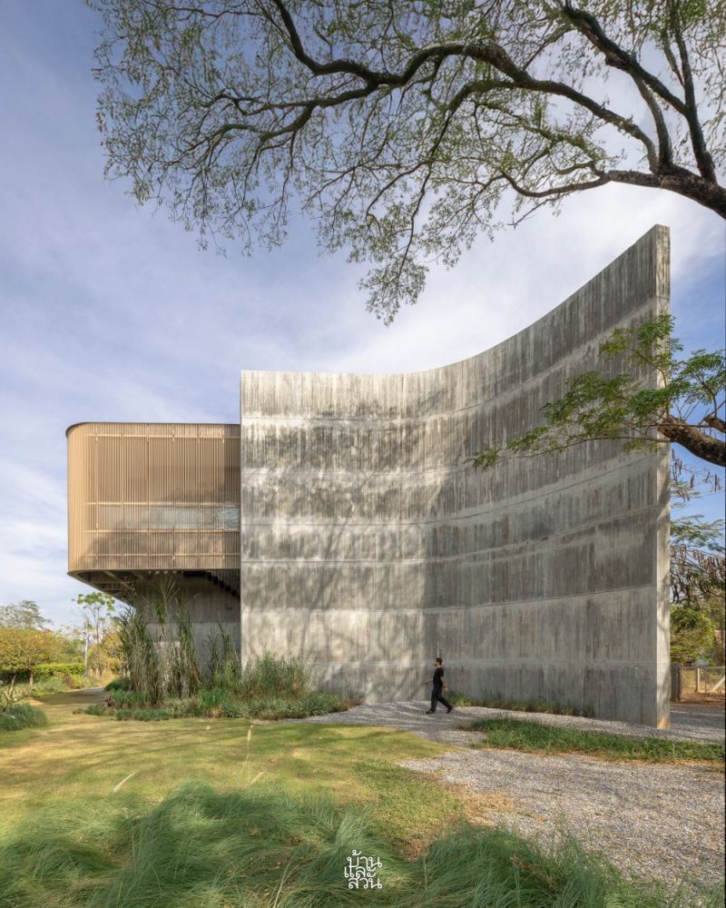 บ้านคอนกรีตยกสูงกลางหุบเขา