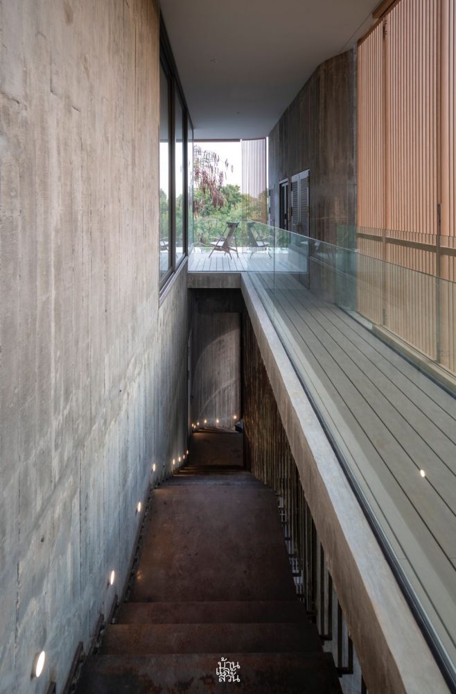 บ้านคอนกรีตยกสูงกลางหุบเขา