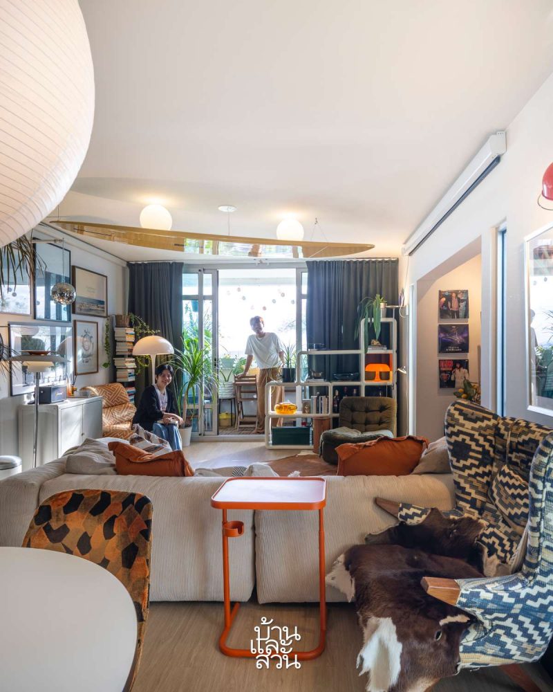 คอนโด Mid-Century Modern ห้องนั่งเล่น