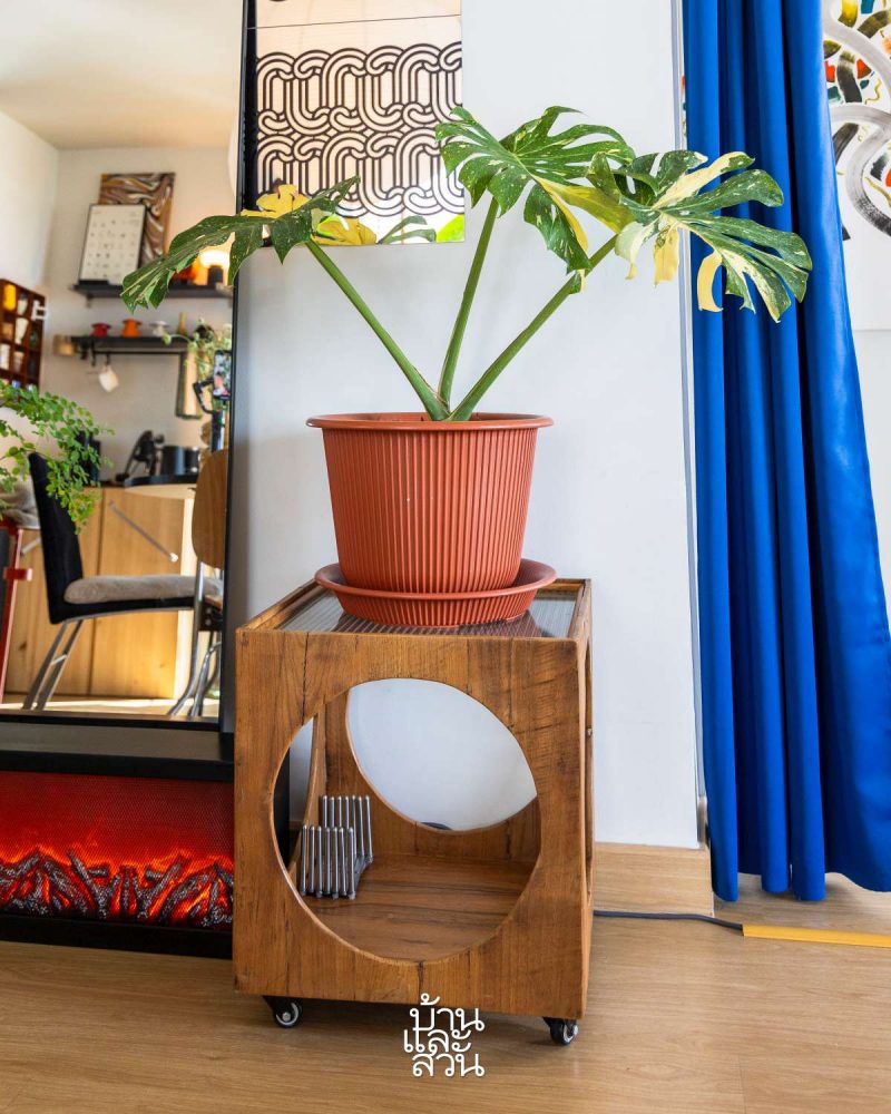 คอนโด Mid-Century Modern โต๊ะข้างเตียง