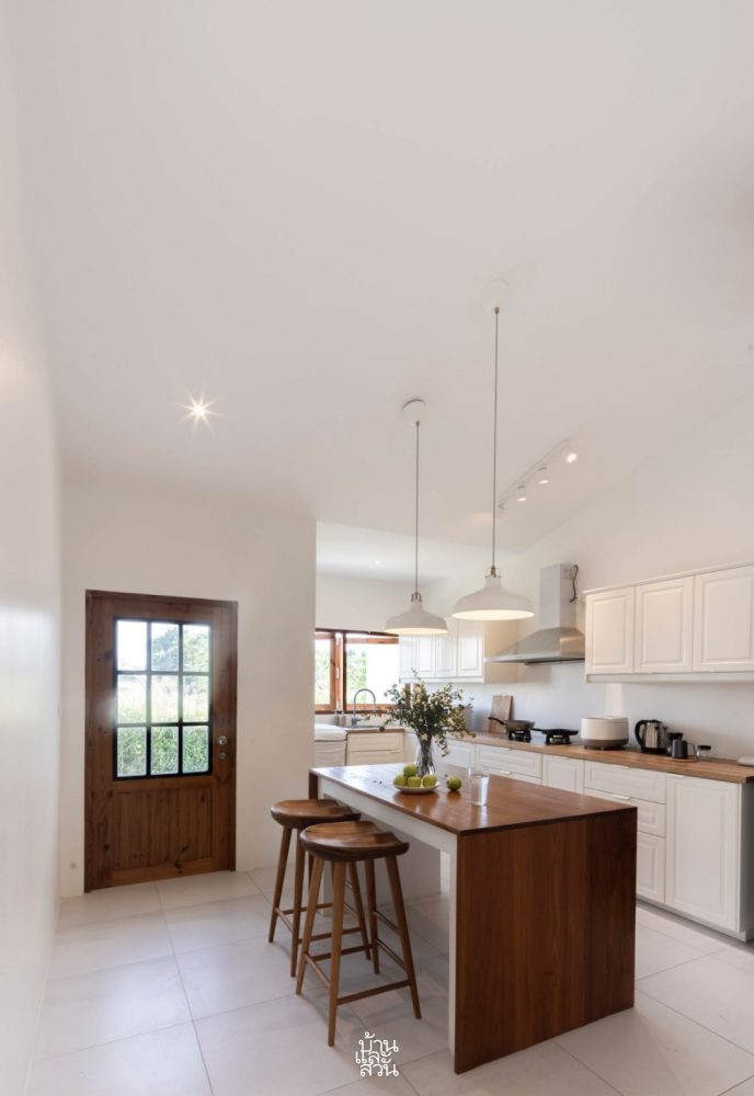 บ้านสีขาวหลังเล็ก 