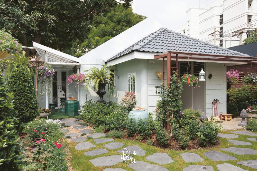 บ้านสีขาวหลังเล็ก 