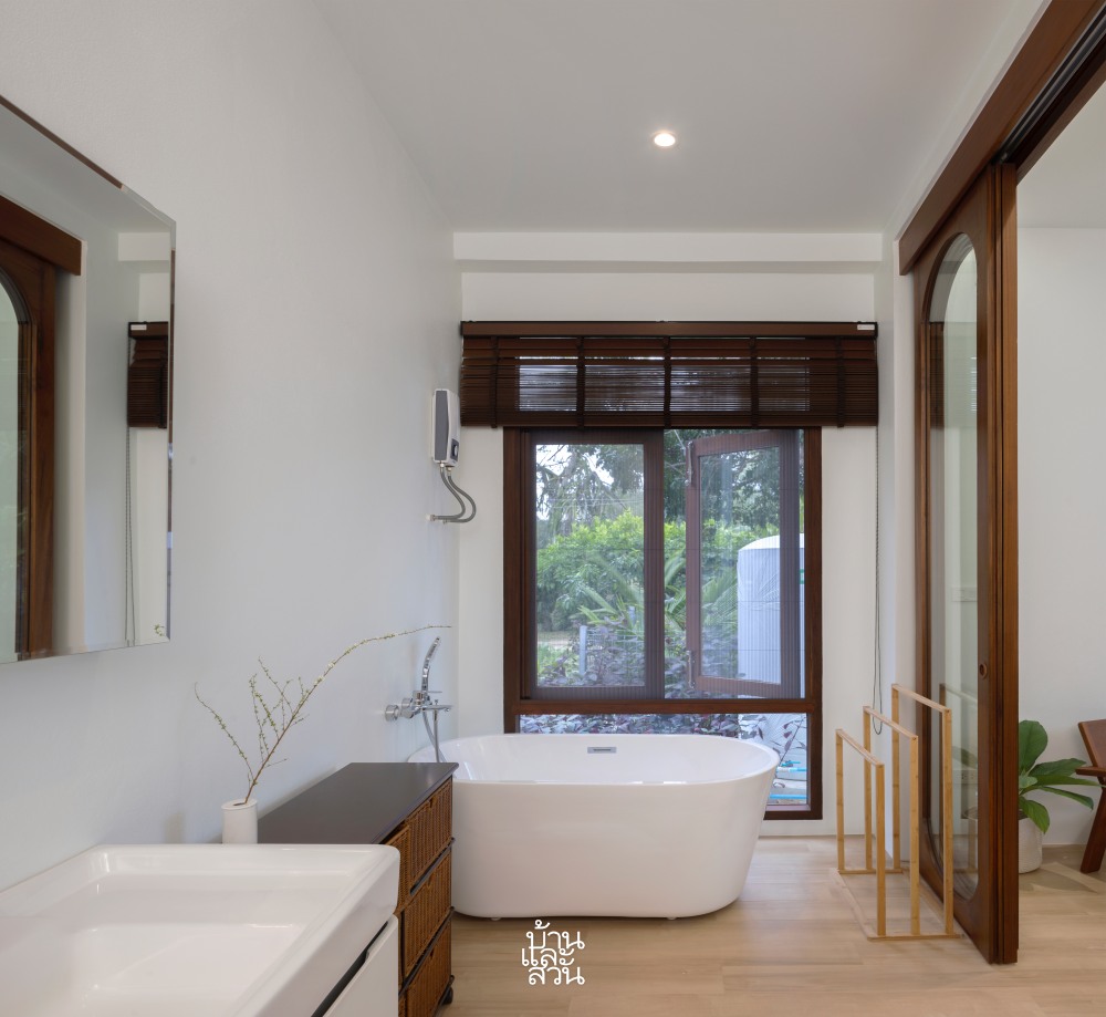 บ้านสีขาวหลังเล็ก 