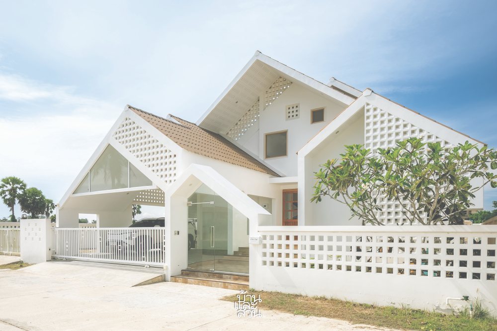 บ้านจั่วสีขาวมินิมัล