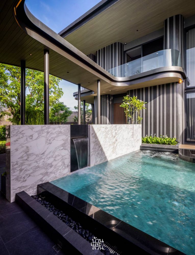 บ้านโมเดิร์นล้อมคอร์ต