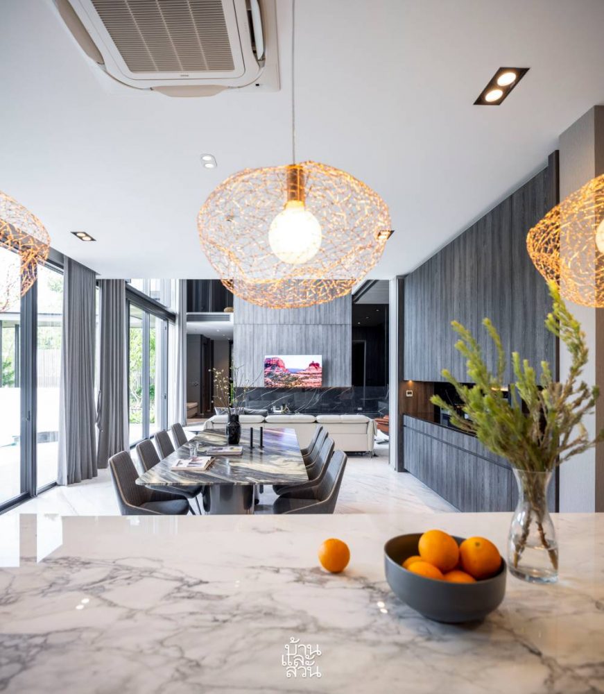 บ้านโมเดิร์นล้อมคอร์ต
