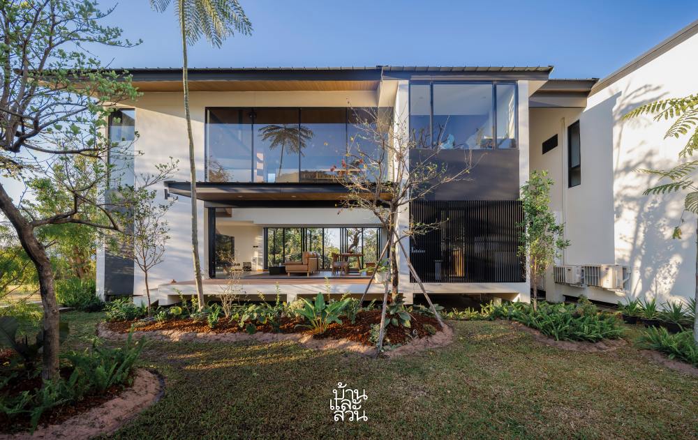 บ้านโมเดิร์นสีขาว