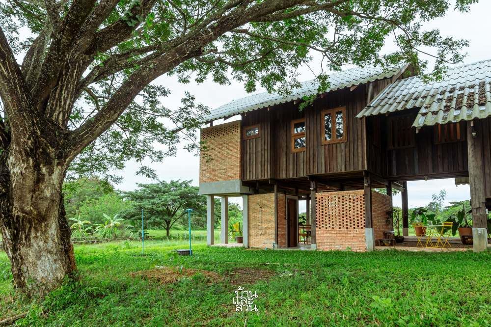 บ้านไม้พื้นถิ่นในอ้อมกอดขุนเขา