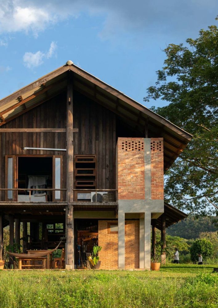 บ้านไม้พื้นถิ่นในอ้อมกอดขุนเขา