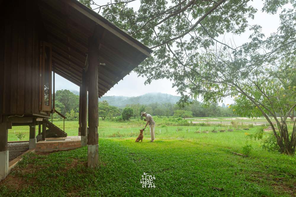 บ้านไม้พื้นถิ่นในอ้อมกอดขุนเขา