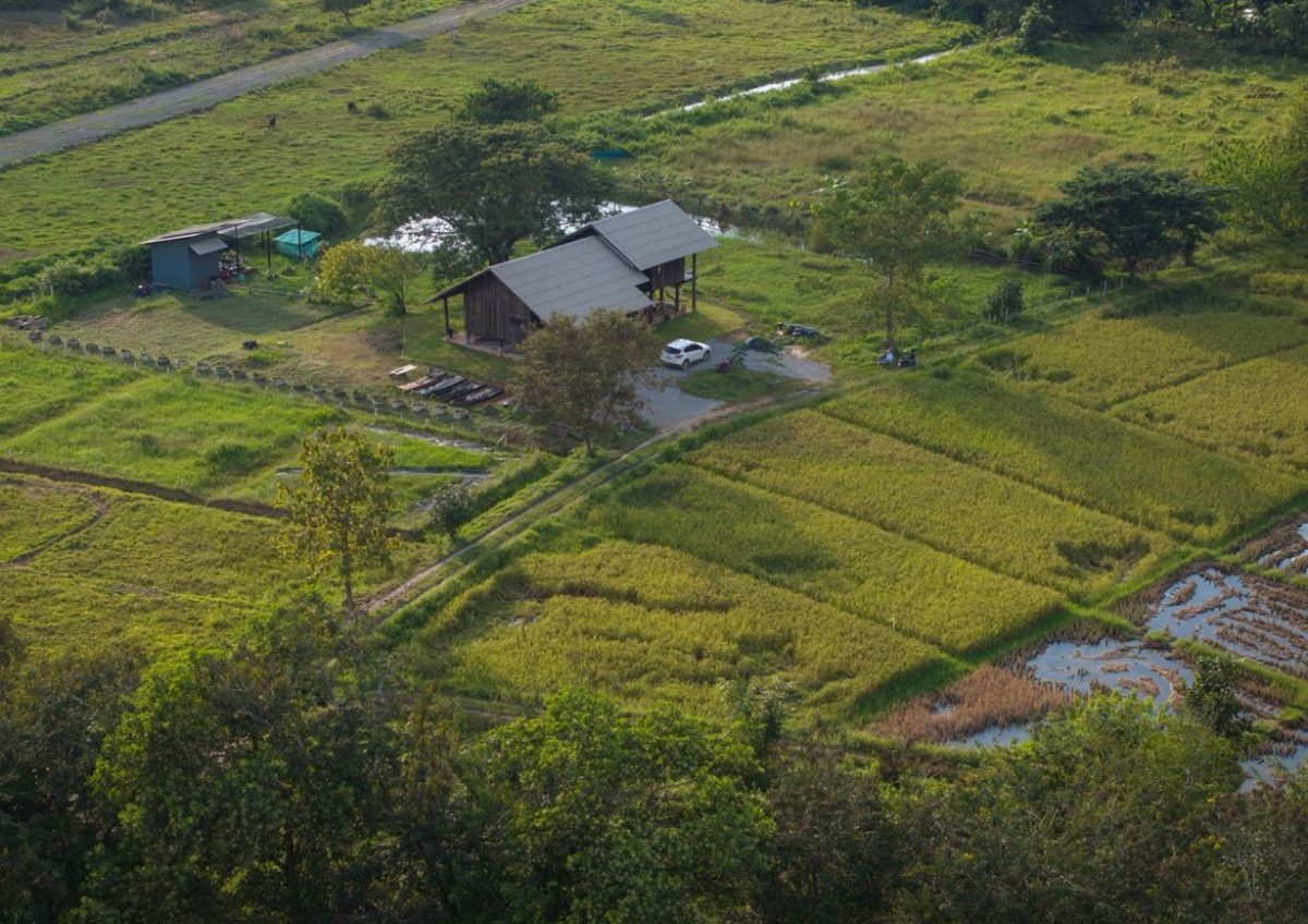 บ้านไม้พื้นถิ่นในอ้อมกอดขุนเขา
