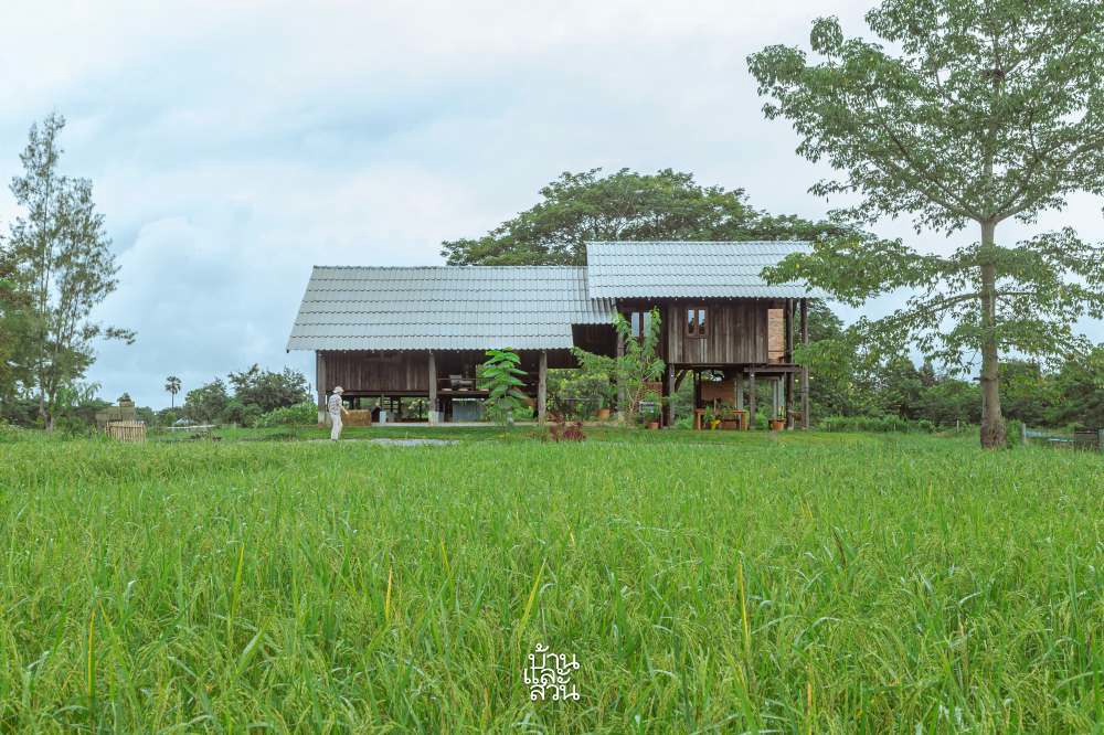 บ้านไม้พื้นถิ่นในอ้อมกอดขุนเขา